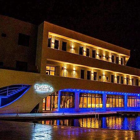 Hotel Pik Elegance à Ploieşti Extérieur photo