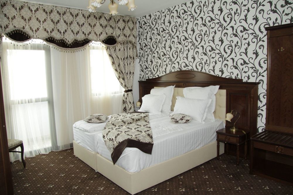 Hotel Pik Elegance à Ploieşti Extérieur photo