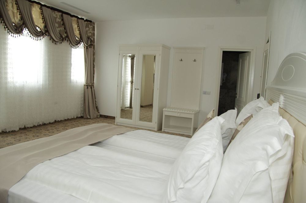 Hotel Pik Elegance à Ploieşti Extérieur photo