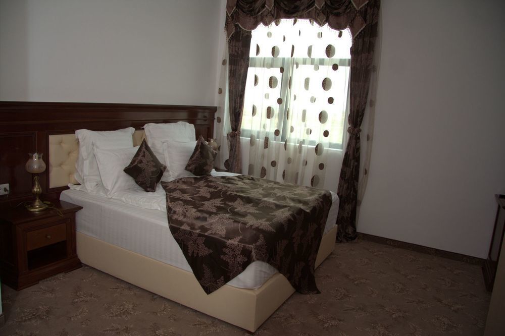 Hotel Pik Elegance à Ploieşti Extérieur photo