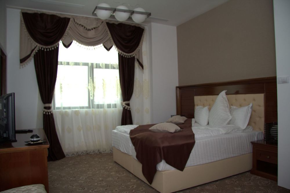 Hotel Pik Elegance à Ploieşti Extérieur photo