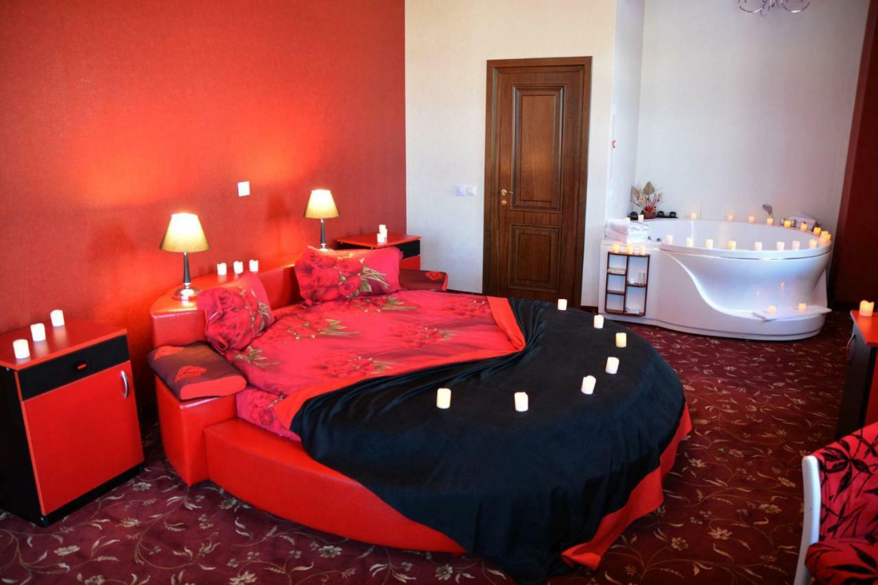 Hotel Pik Elegance à Ploieşti Extérieur photo