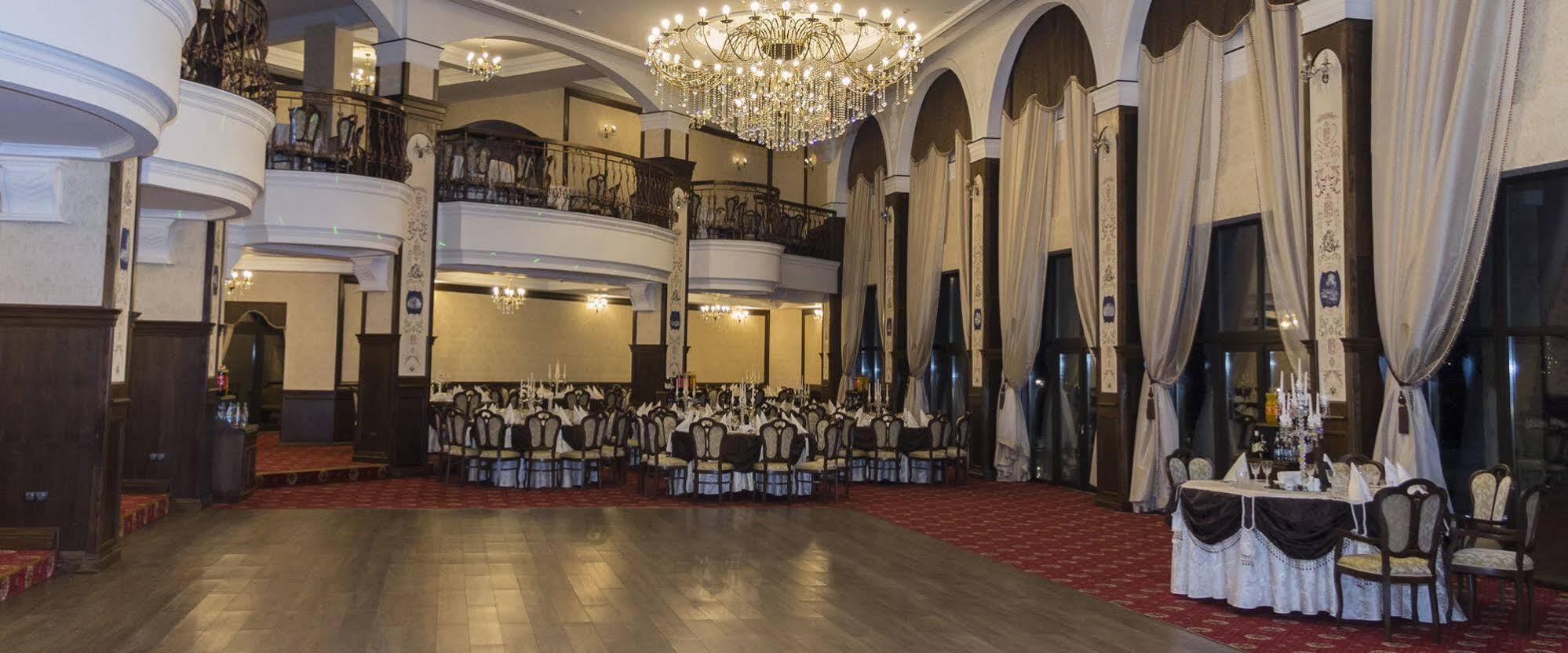 Hotel Pik Elegance à Ploieşti Extérieur photo
