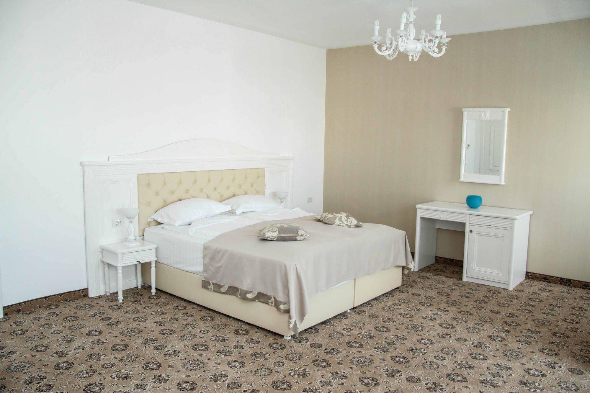Hotel Pik Elegance à Ploieşti Extérieur photo