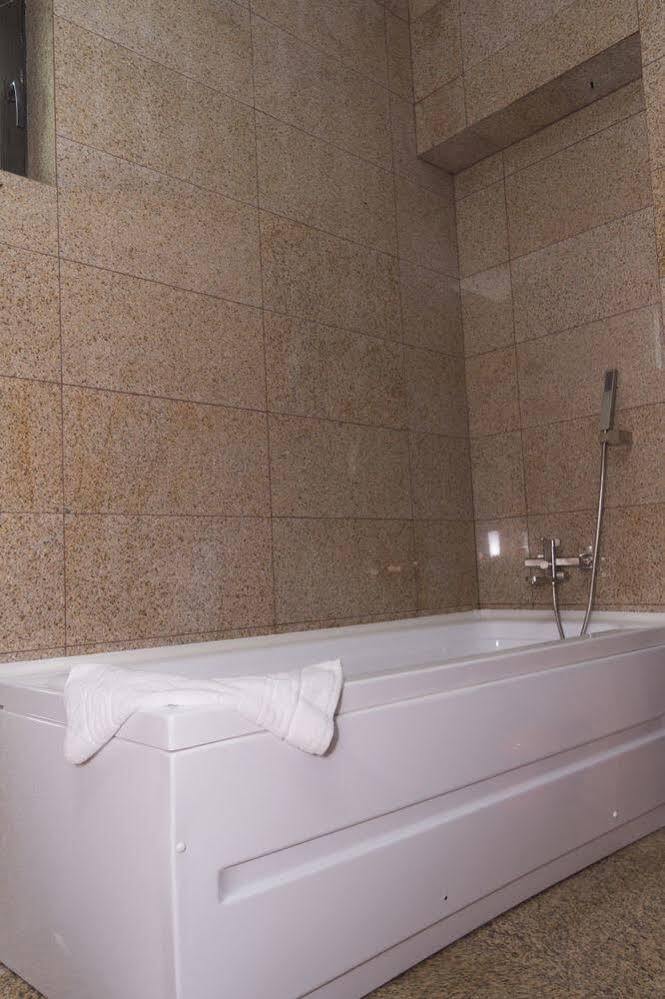 Hotel Pik Elegance à Ploieşti Extérieur photo