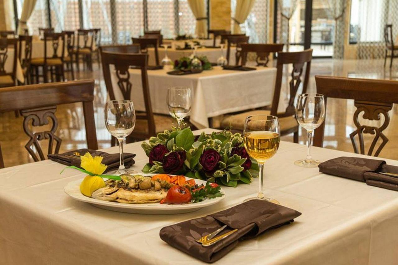 Hotel Pik Elegance à Ploieşti Extérieur photo