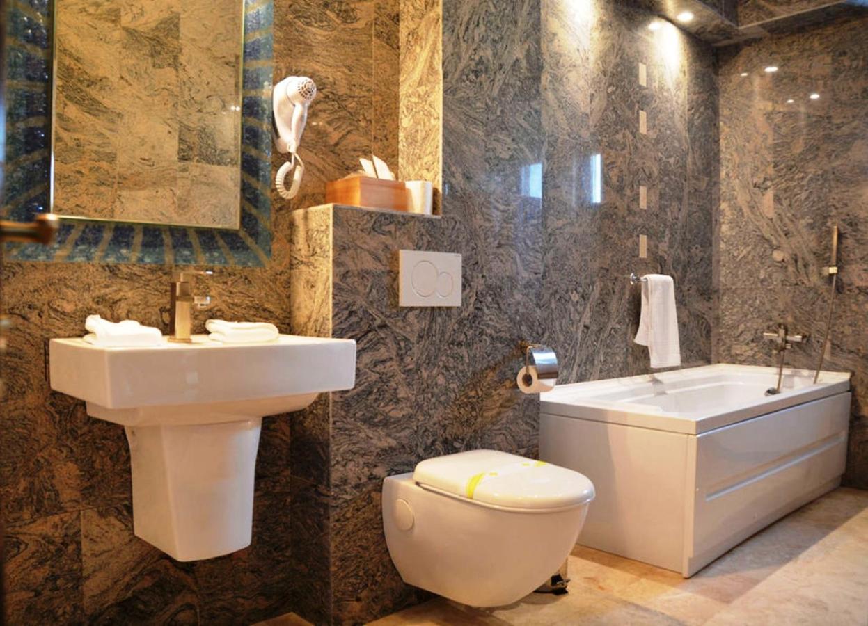 Hotel Pik Elegance à Ploieşti Extérieur photo