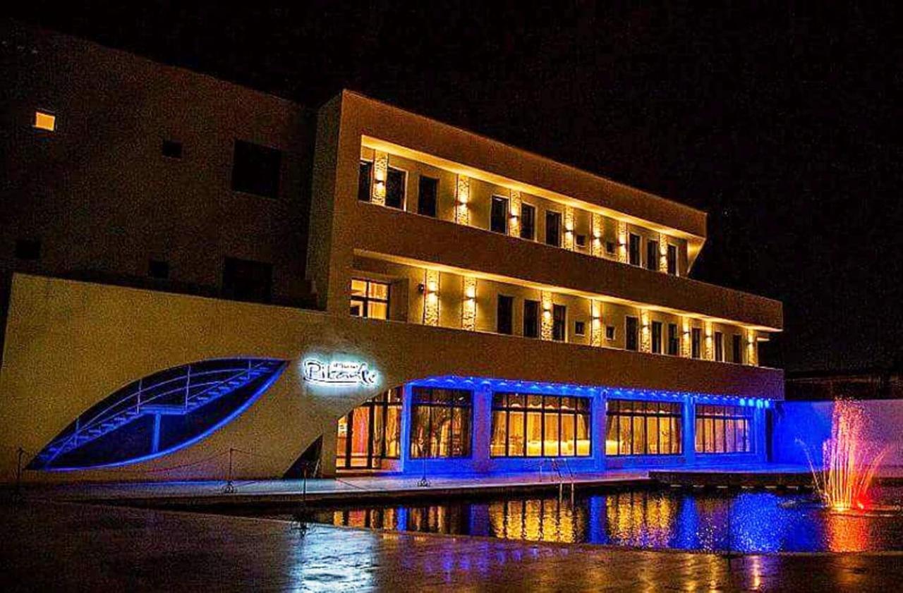 Hotel Pik Elegance à Ploieşti Extérieur photo